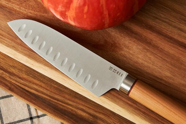 ETCH Couteau Santoku Japonais - 19 cm - Acier Nitrox HRC 58 - Manche en Bois de Merisier - Artisanat Français - Lame Alvéolée Ultra-Tranchante - Cuisine Professionnelle et Maison
