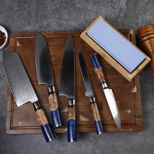 Set de couteaux de cuisine professionnel en acier damas avec pierre à aiguiser Japonaise. Couteau japonais professionnel (pierre a aiguiser japonaise inclus) idéal pour tout chef (5 set)