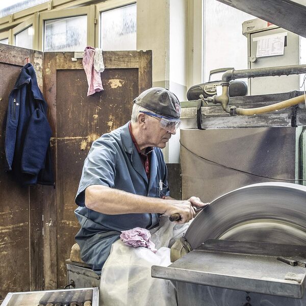 Victorinox Profi bloc à couteaux, incl. 6 couteaux de cuisine, couteau à pain, couteau Santoku, rangement de couteaux, en bois, noir