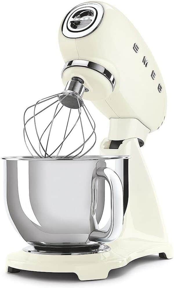 Smeg, Robot Pâtissier SMF03CREU, 10 Niveaux de Vitesse, Fonction Mise en Marche Progressive, Bol 4,8 L, Verrouillage Moteur de Sécurité, 3 Batteurs, Crochet et Couvercle Fournis, 800W, Crème [Classe énergétique A+]