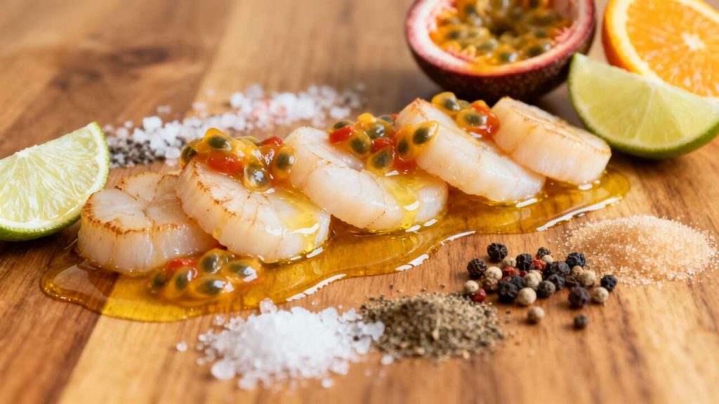 Carpaccio de Saint-Jacques aux agrumes, vinaigrette passion