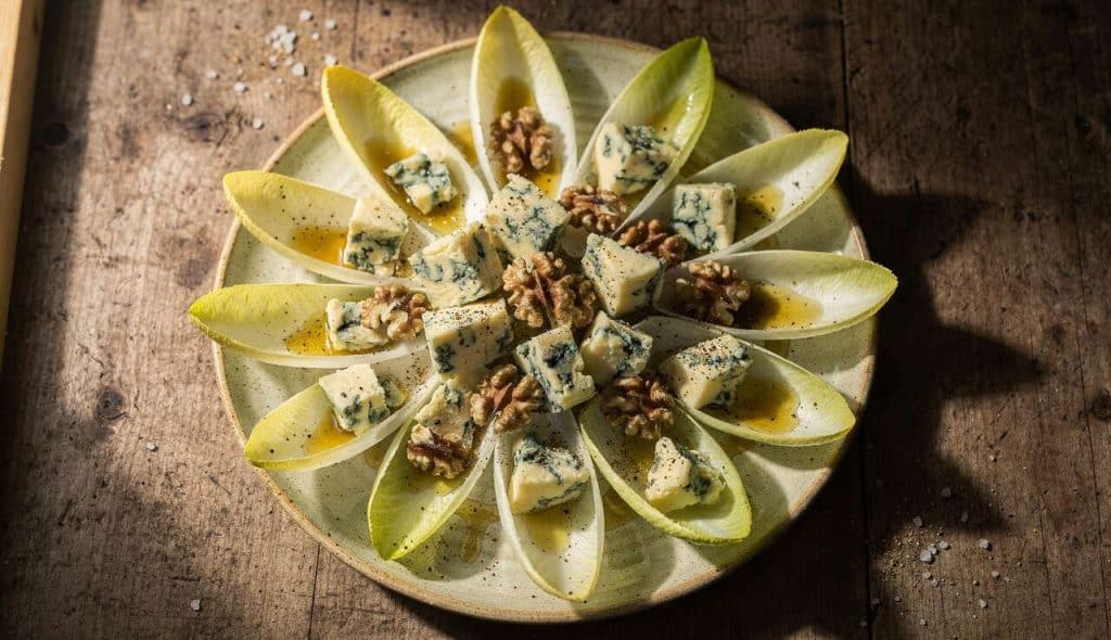 Salade d'endive : recette au fromage et vinaigrette de noix