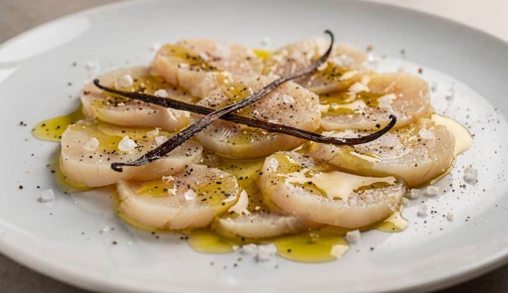 Carpaccio de Saint-Jacques à l'huile vanillée