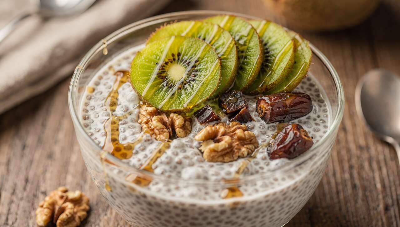 Pudding Chia aux Kiwis, dattes et Noix : recette Délicieuse