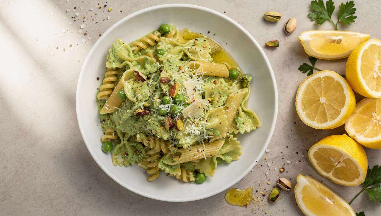 Salade de pâtes primavera : crème de petit pois et pistache