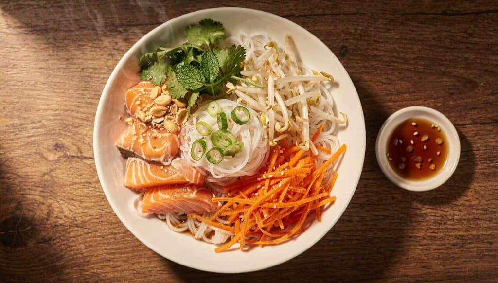 Recette de bo bun au saumon : saveurs asiatiques