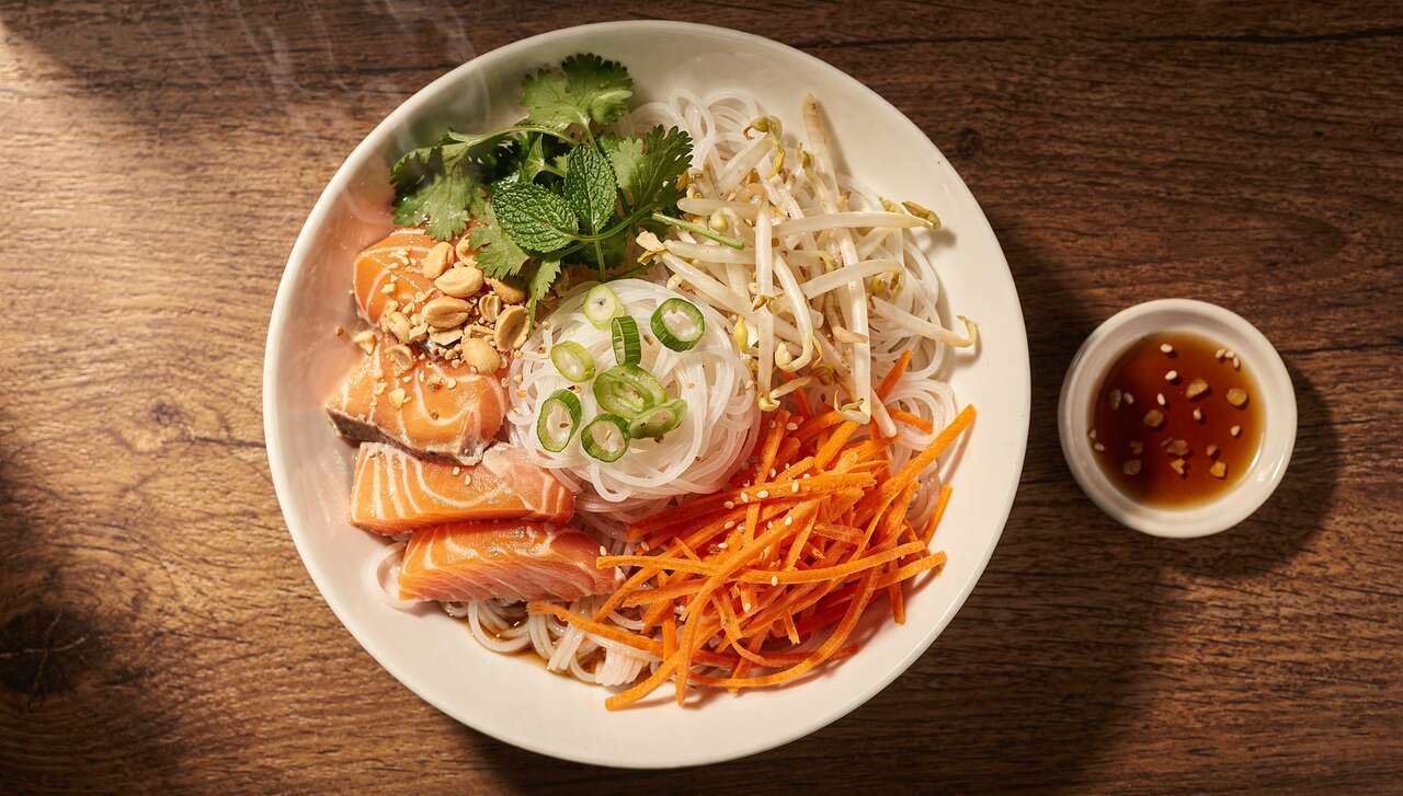 Recette de bo bun au saumon : saveurs asiatiques