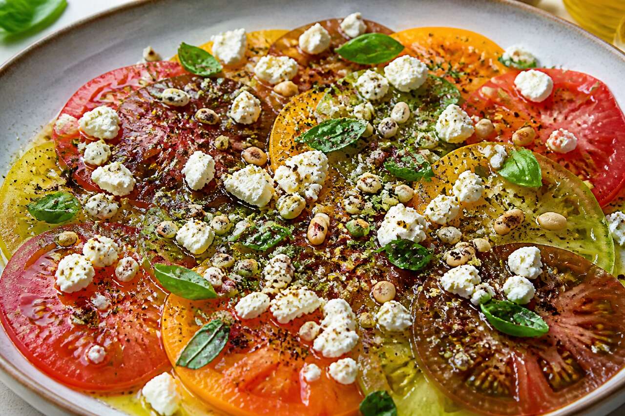 Carpaccio de tomates anciennes et feta : recette savoureuse