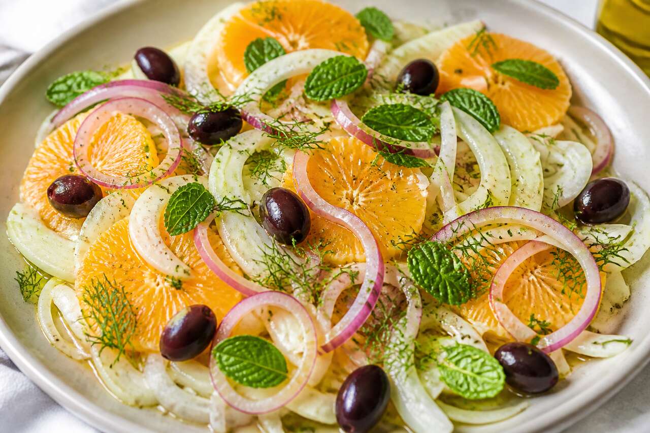 Salade d'orange au fenouil, olive et oignon : recette fraîche et savoureuse